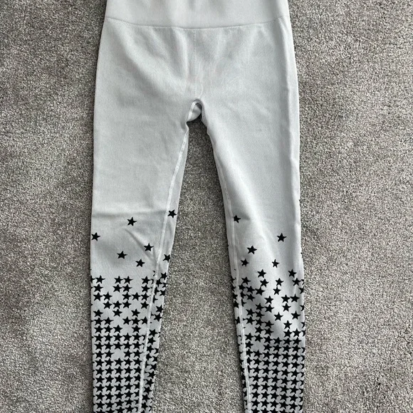 Fabletics White and Black Star Pattern Set - Picture 2 of 4